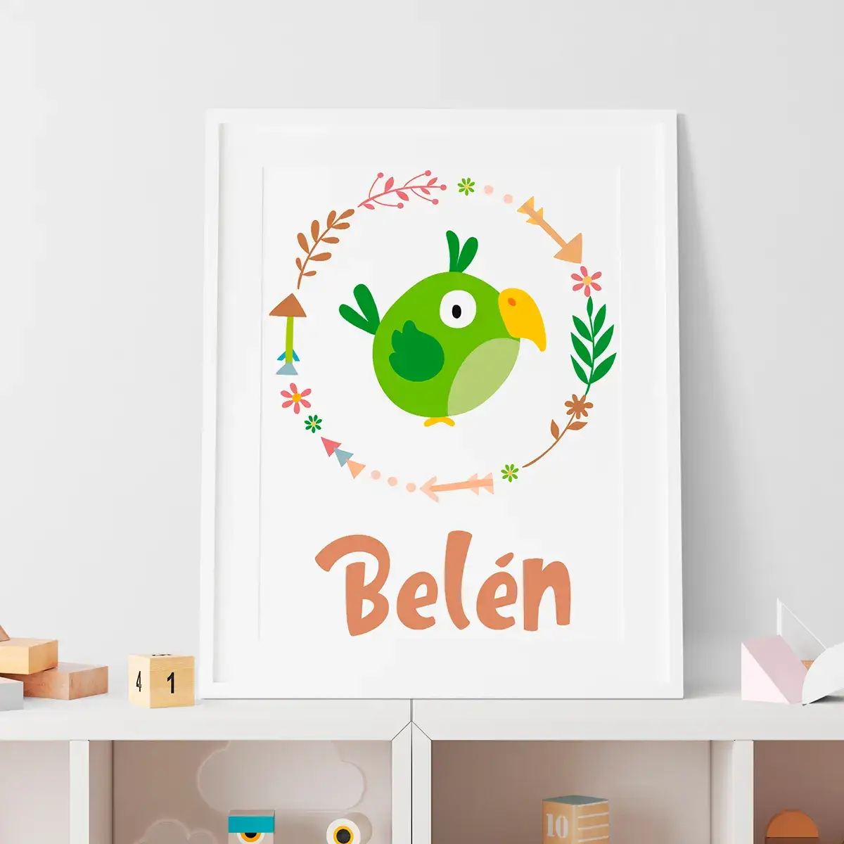 lamina de bebe de animales en la que se ve la ilustración de una loro y se puede personalizar con el nombre del bebe