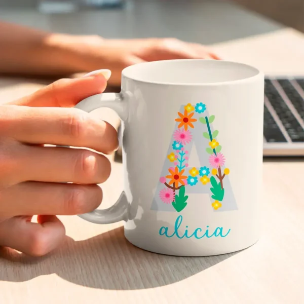 Taza personalizada con inicial y nombre perteneciente a la colección floral