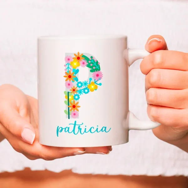 Taza personalizada con inicial y nombre perteneciente a la colección floral