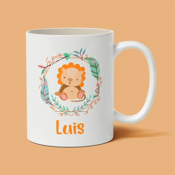 Tazas personalizada infantil con un león dibujado y el nombre de la persona, pertenece a la colección arboleda